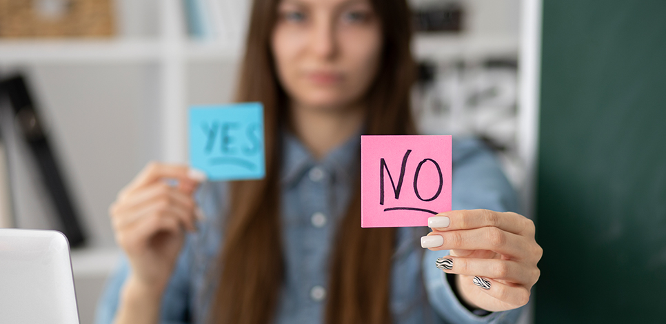 Frau hält Schilder mit Yes und No – typische Fehler beim Ex anschreiben nach der Kontaktsperre