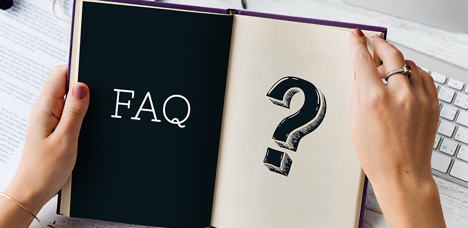 Ein offnes Buch mit einem Fragezeichen und FAQ als Inhalt, welches offene Fragen zu dem Thema Ex Anschreiben nach Kontaktsperre symbolisiert