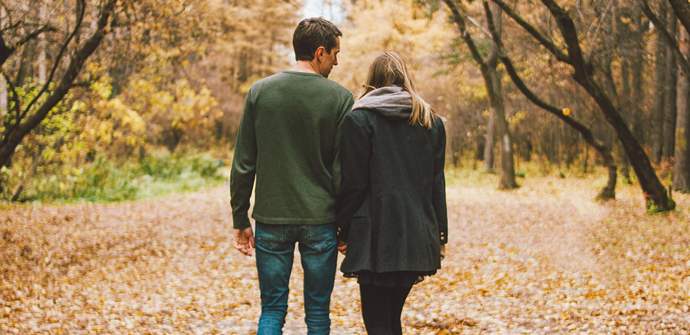 Paar geht Hand in Hand im Park – Fazit und Neuanfang nach der Kontaktsperre