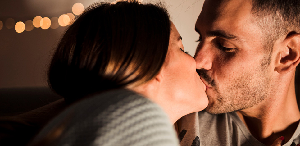 Paar küsst sich nach erfolgreicher Kontaktsperre – Neubeginn nach Trennung