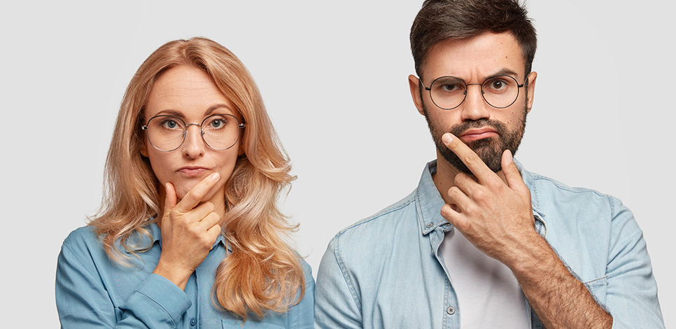 Nachdenkliche Frau und Mann mit fragendem Blick – häufige Fragen zur Kontaktsperre