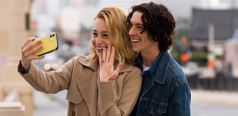 Fröhliches Paar beim Selfie – mögliche Anzeichen für eine Übergangs-Beziehung