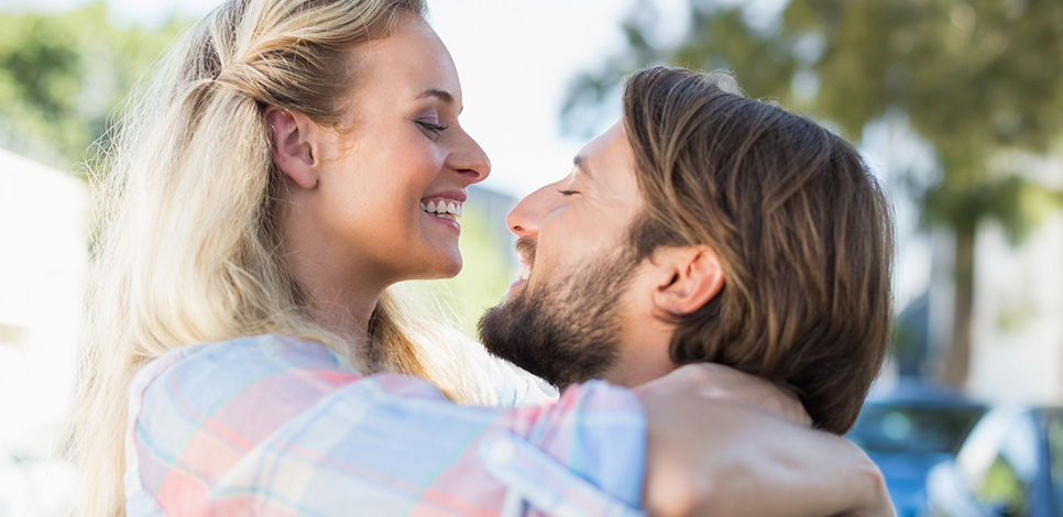 Paar blickt sich verliebt in die Augen – Fazit zur möglichen Rückkehr nach einer Trennung beim Mann