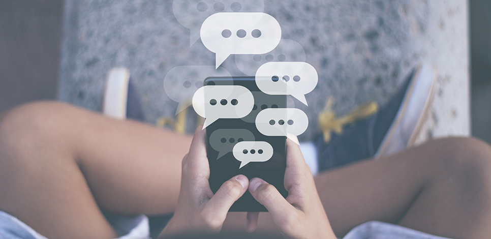 Person tippt am Smartphone – Beispiel für eine Nachricht nach der Kontaktsperre